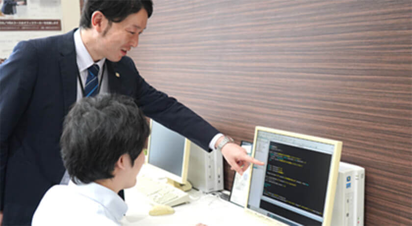 授業中の生徒とインストラクターの様子